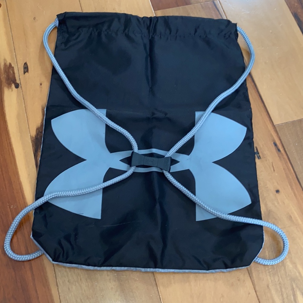 LIKE NEW~ UNDER ARMOUR SLING BAG - Picture 6 of 8